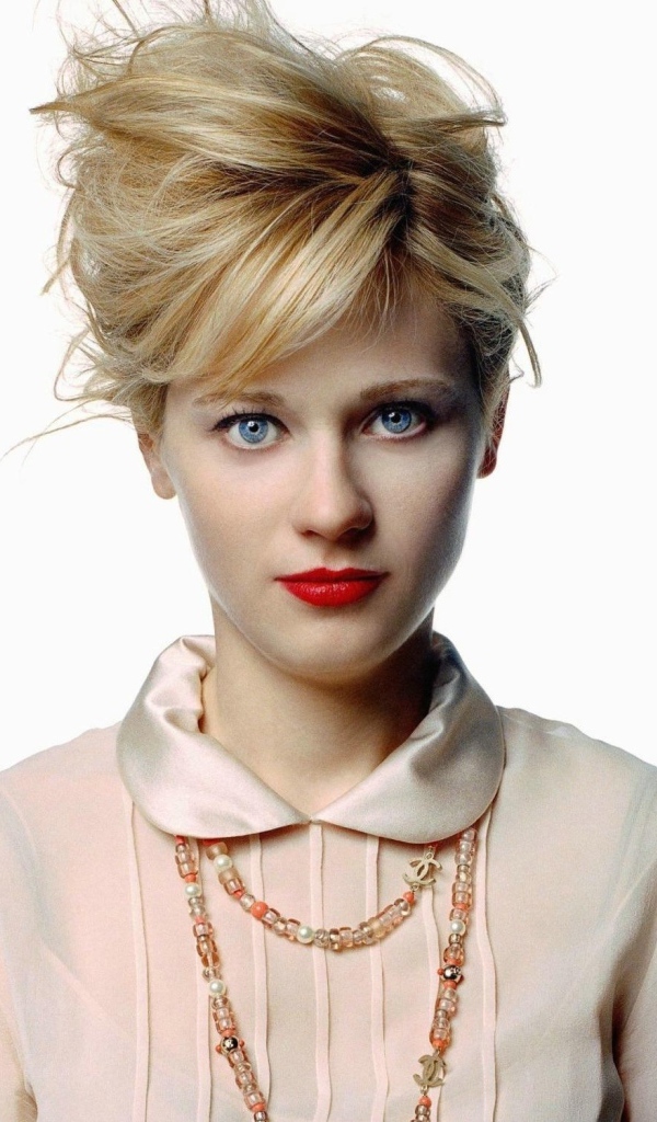 Американская актриса Зоуи Дешанель на белом фоне