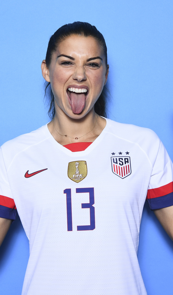 Американская футболистка Алекс Морган с высунутым языком