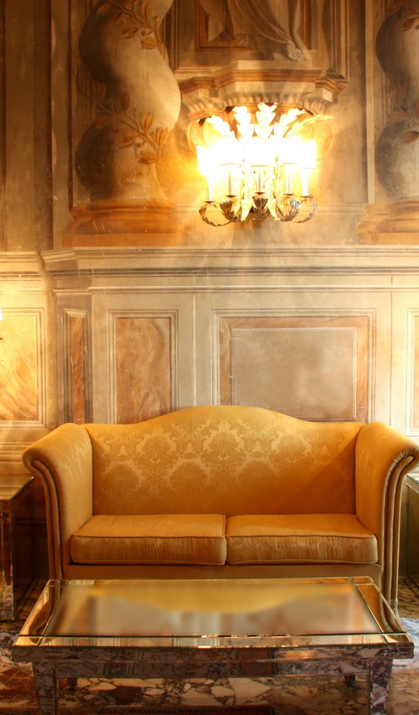 Старинный интерьер комнаты с диваном и креслами