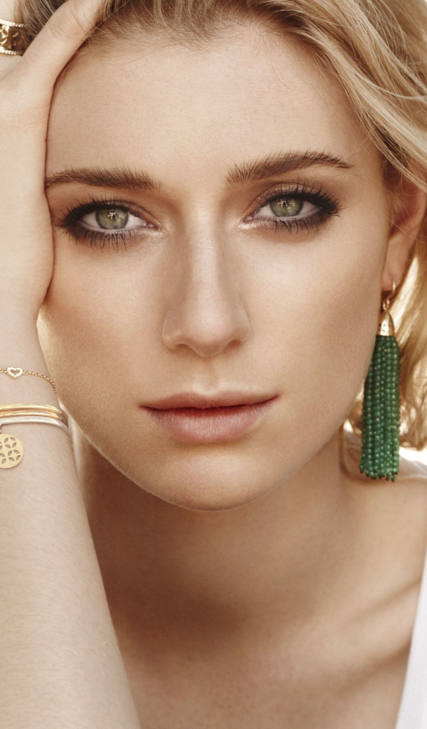 Австралийская актриса Элизабет Дебики крупным планом