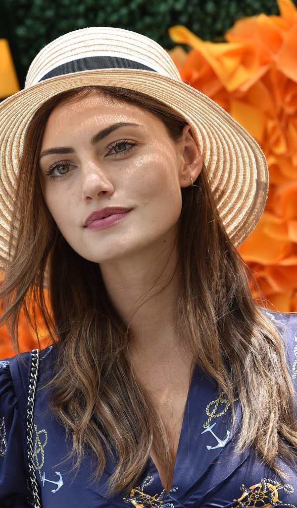 Австралийская актриса Фиби Тонкин в шляпе на фоне цветов