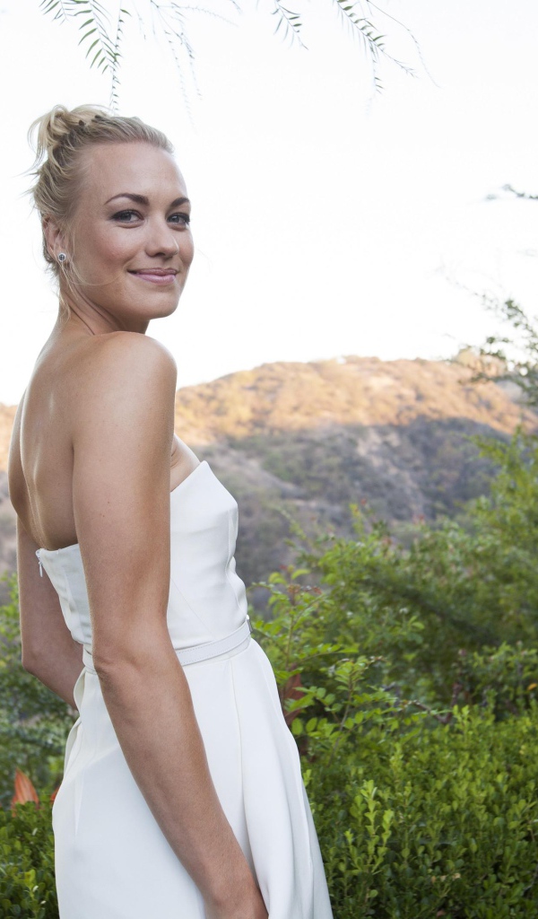 Австралийская актриса Ивонн Страховски в белом платье