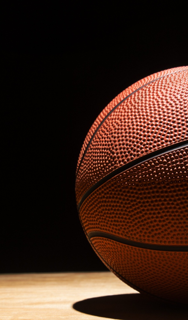 Баскетбольный мяч на черном фоне