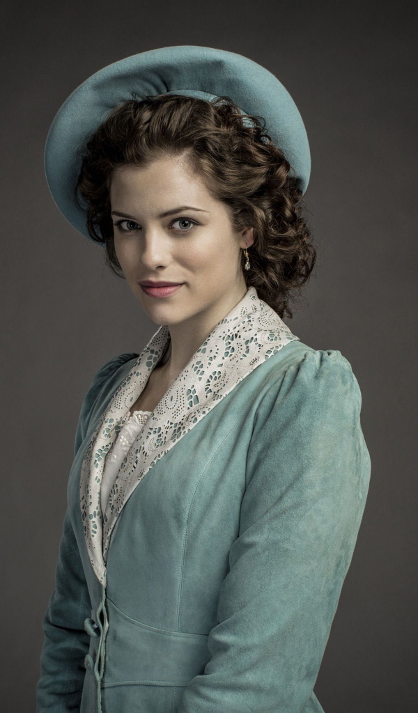 Красивая австралийская актриса Джессика де Гау в шляпке 