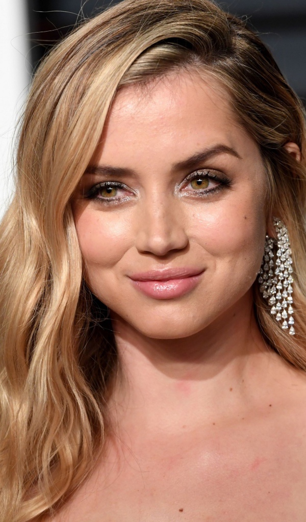 Красивая кубино - испанская актриса Ана де Армас 