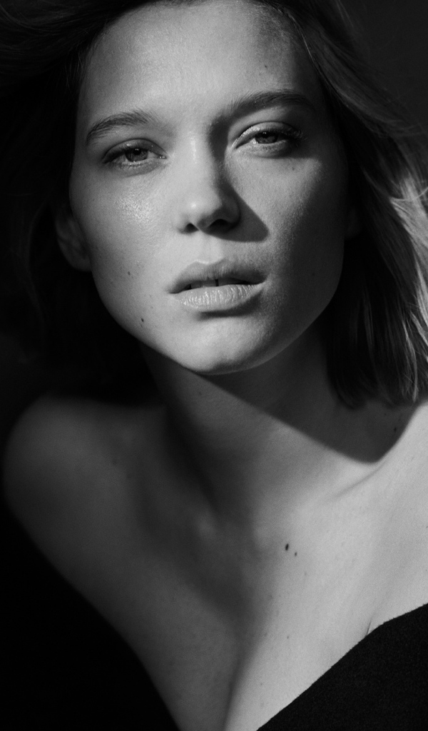 Красивая французская актриса Леа Сейду черно- белое фото