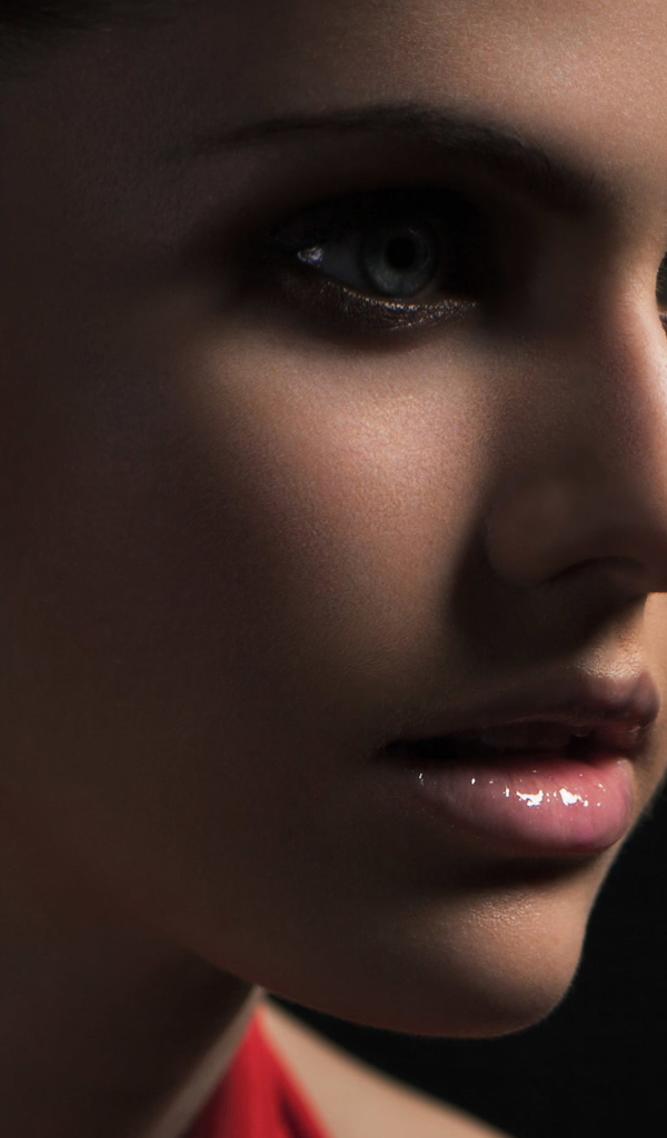 Красивая актриса Александра Даддарио лицо крупным планом