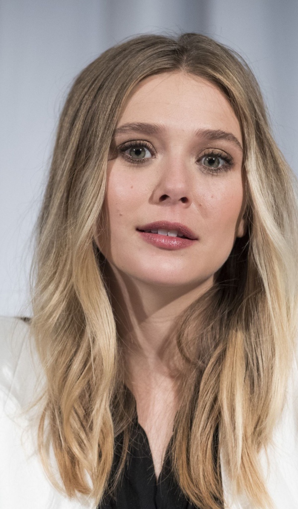 Красивая актриса Элизабет Олсен в белом пиджаке