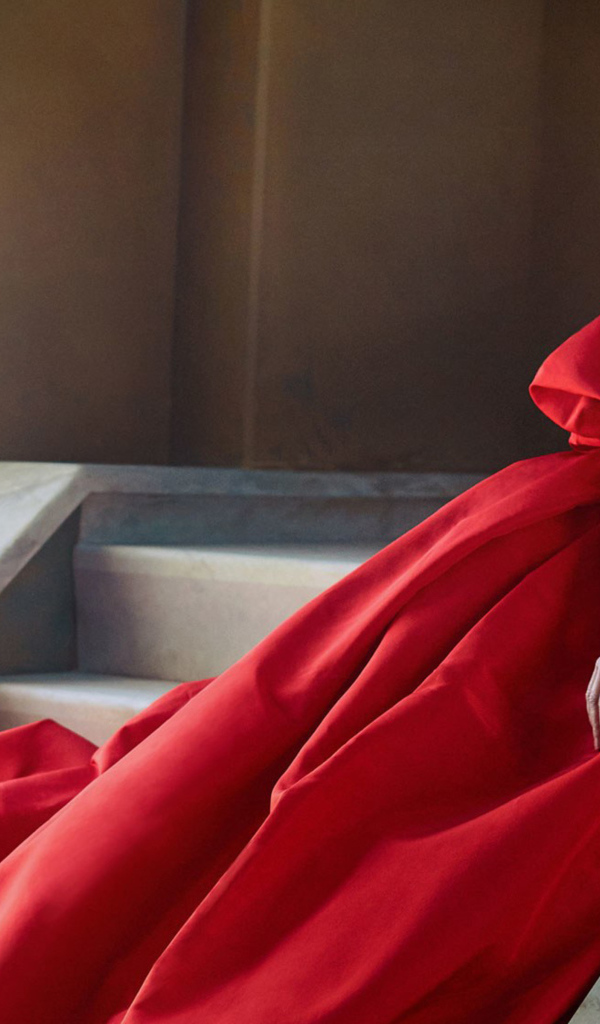 Красивая блондинка, актриса Элизабет Бэнкс в красном платье