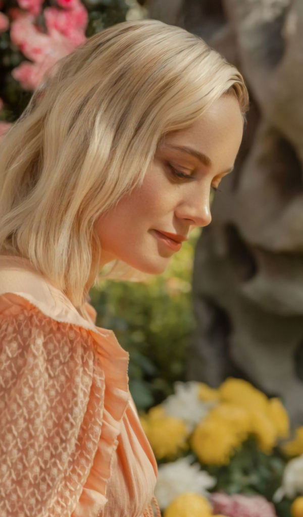 Красивая блондинка, актриса Бри Ларсон у цветов