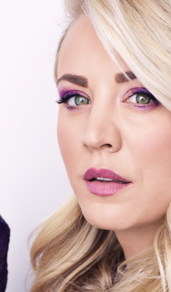 Красивая блондинка, актриса Кейли Куоко на белом фоне