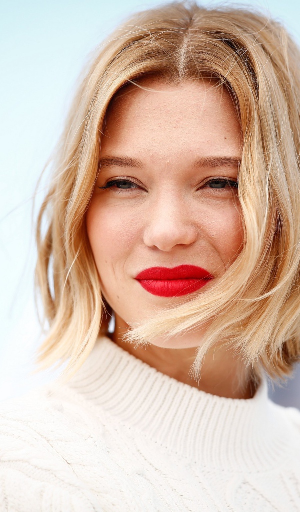 Красивая блондинка, актриса Леа Сейду в белом свитере