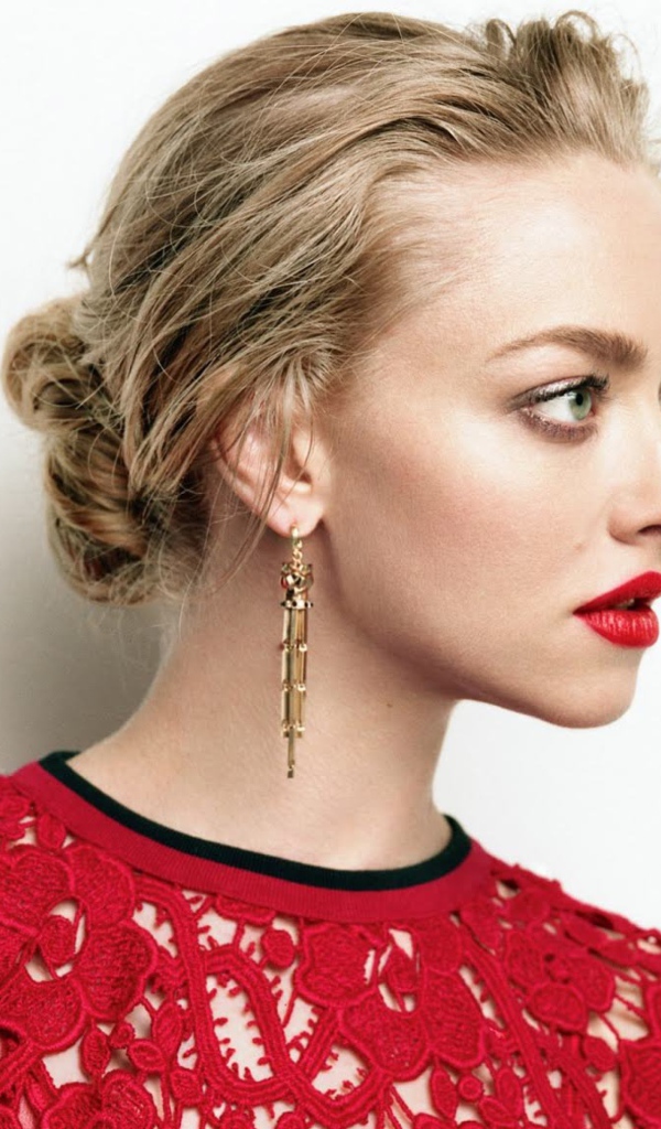 Красивая блондинка в красном платье, актриса Аманда Сейфрид