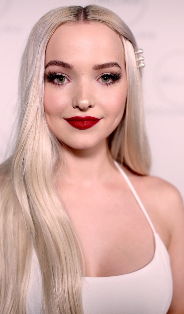 Красивая блондинка с длинными волосами актриса Дав Кэмерон