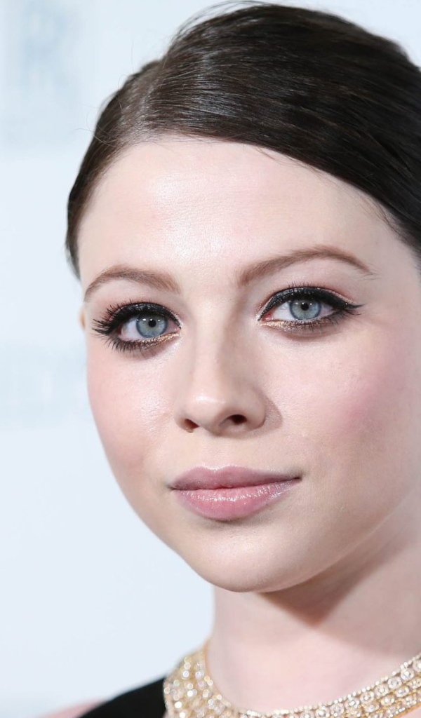 Красивая голубоглазая актриса Мишель Трахтенберг лицо крупным планом