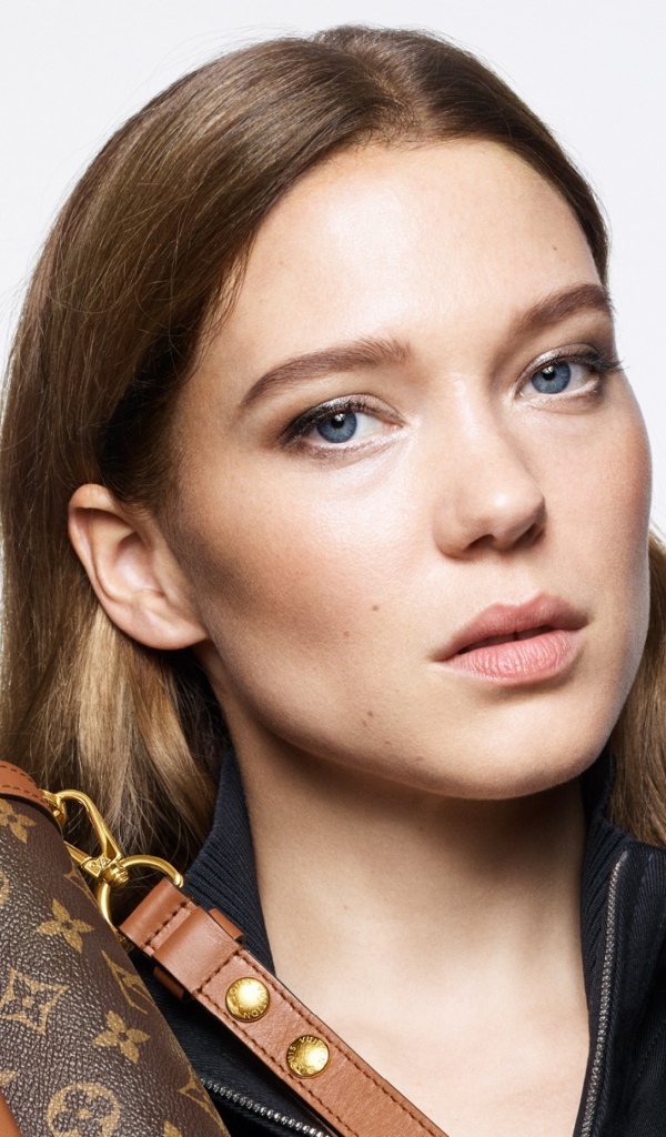 Красивая голубоглазая девушка Леа Сейду на белом фоне