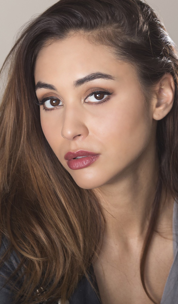 Красивая кареглазая шатенка, актриса Линдси Морган