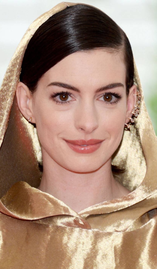 Красивая кареглазая брюнетка, актриса Энн Хэтэуэй 