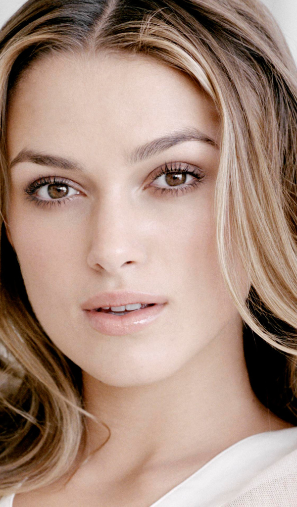 Красивая кареглазая девушка, актриса Кира Найтли