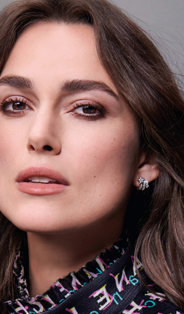 Красивая шатенка, актриса Кира Найтли лицо крупным планом