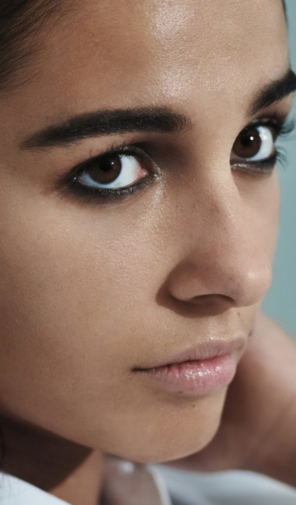 Красивые карие глаза актрисы Наоми Скотт 