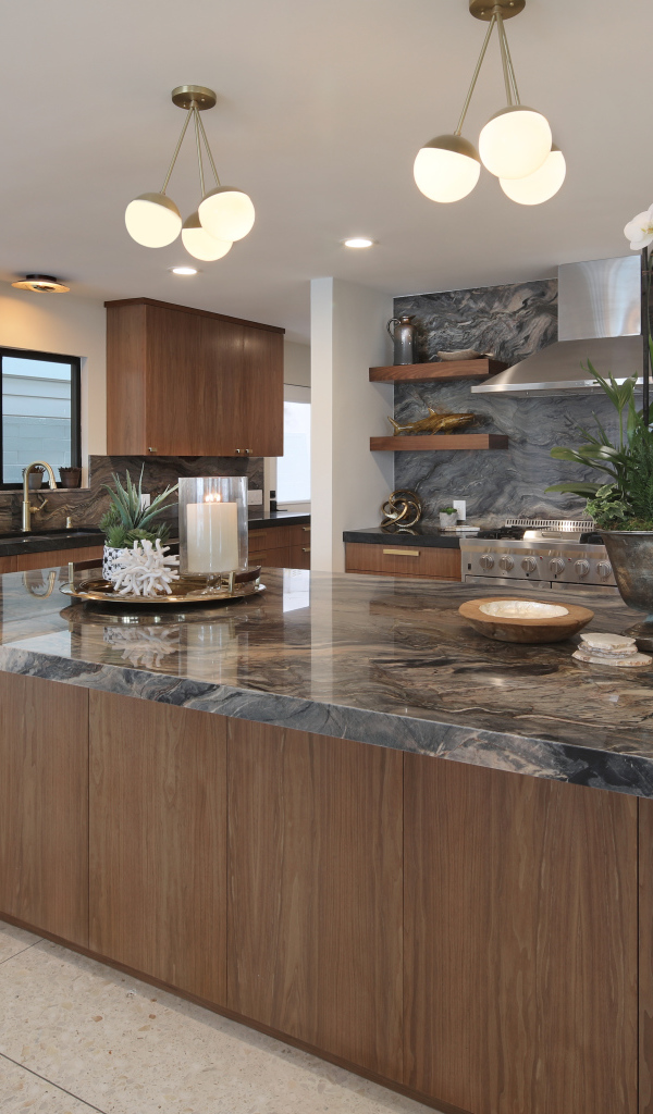 Красивая коричневая кухня с гранитными столами
