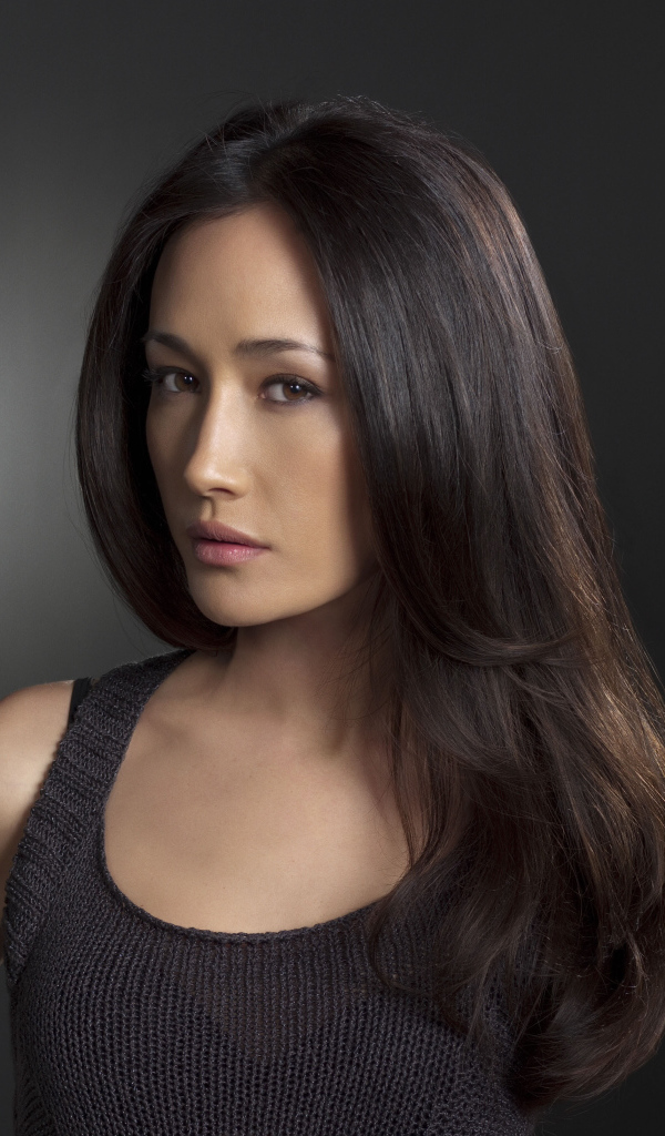 Красивая брюнетка актриса Мэгги Кью на сером фоне