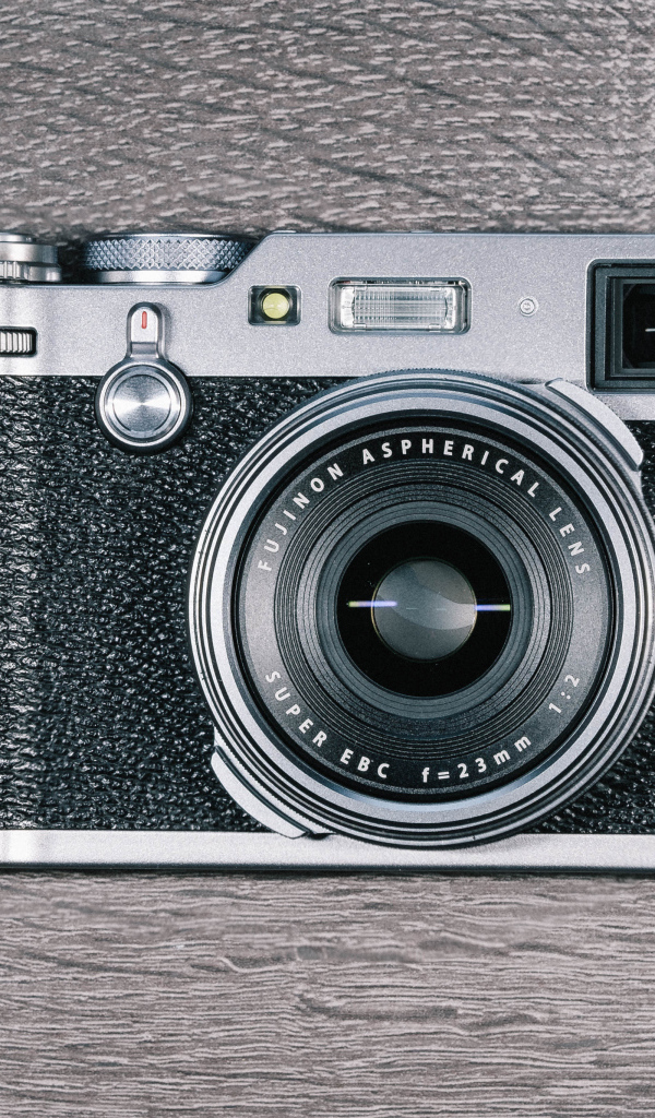 Красивый фотоаппарат Fujifilm X100F на столе