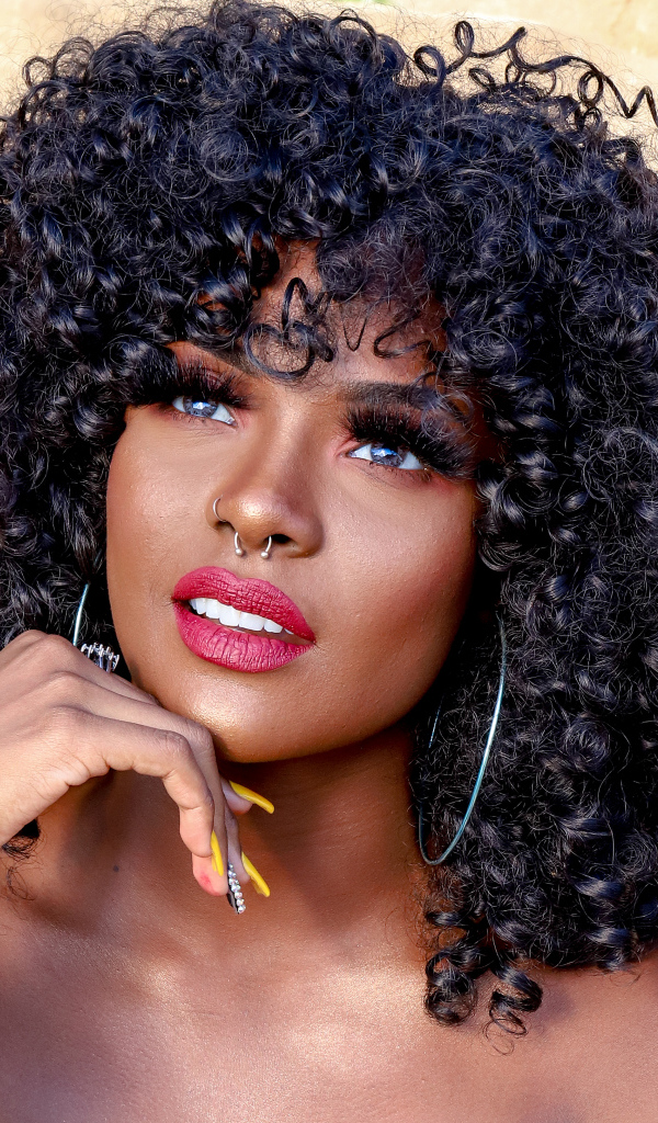 Красивая темнокожая девушка с пирсингом