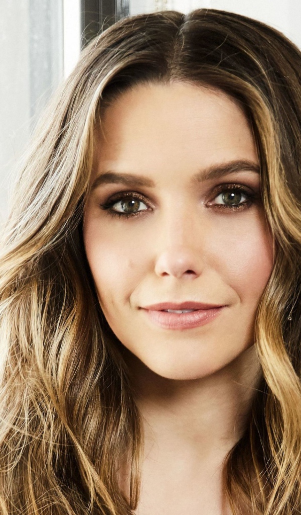 Красивая девушка София Буш лицо крупным планом