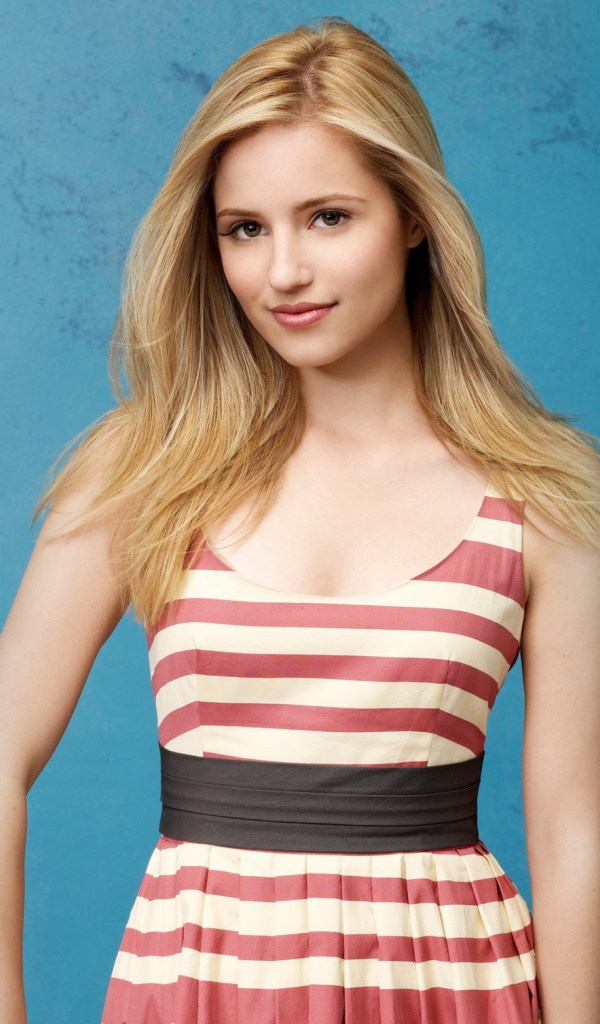 Красивая девушка, американская актриса Дианна Агрон на голубом фоне