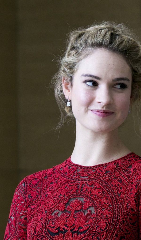 Красивая девушка, британская актриса Лили Джеймс