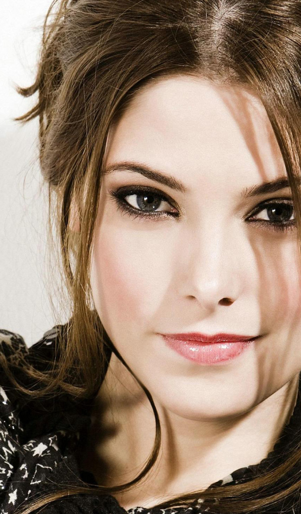 Красивая девушка, актриса Эшли Грин на белом фоне