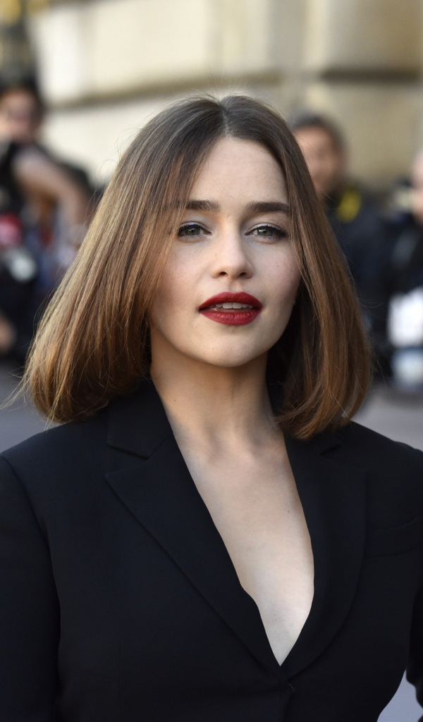 Красивая девушка, актриса Эмилия Кларк в черном пиджаке