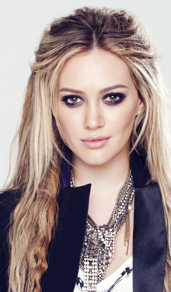 Красивая девушка, актриса Хилари Дафф с длинными волосами