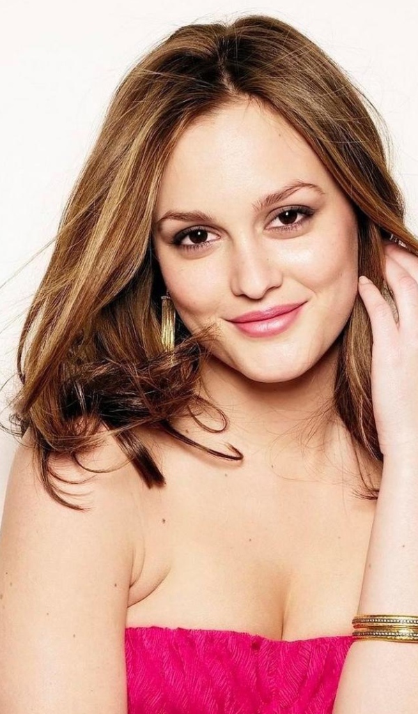 Красивая девушка актриса Лейтон Мистер на белом фоне