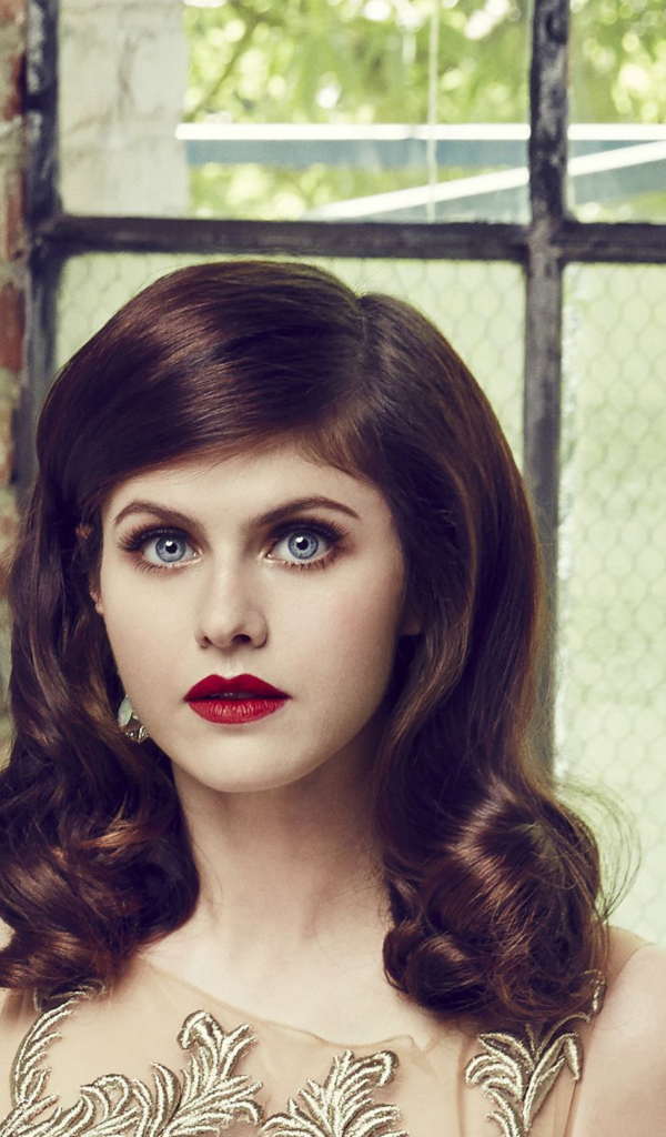 Красивая девушка с макияжем, актриса Александра Даддарио