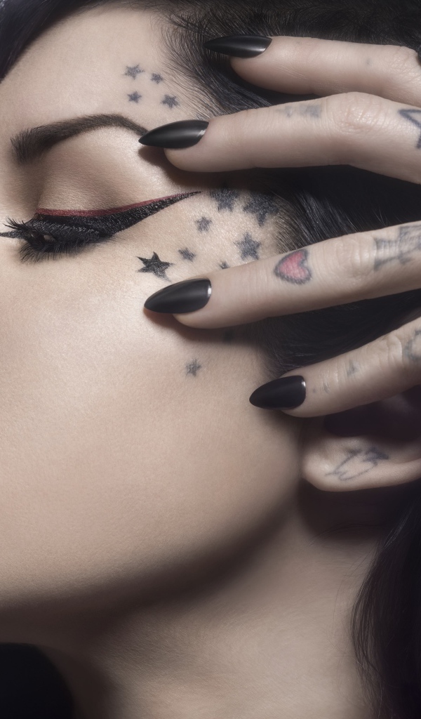 Красивая девушка с татуировками на теле Kat Von D