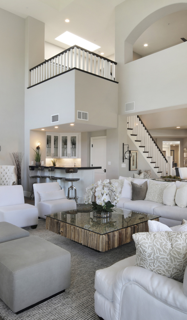 Красивая большая гостиная в белых тонах в доме