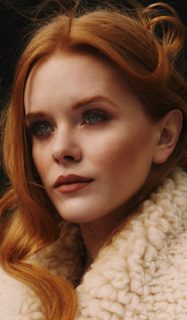 Красивая рыжеволосая девушка, актриса Эбигейл Коуэн