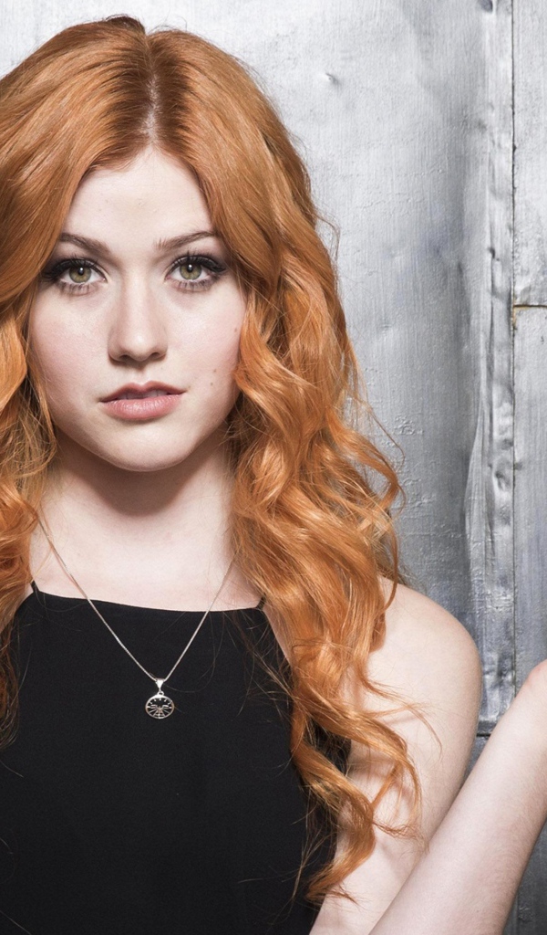 Красивая рыжеволосая девушка, актриса Кэтрин Макнамара на сером фоне