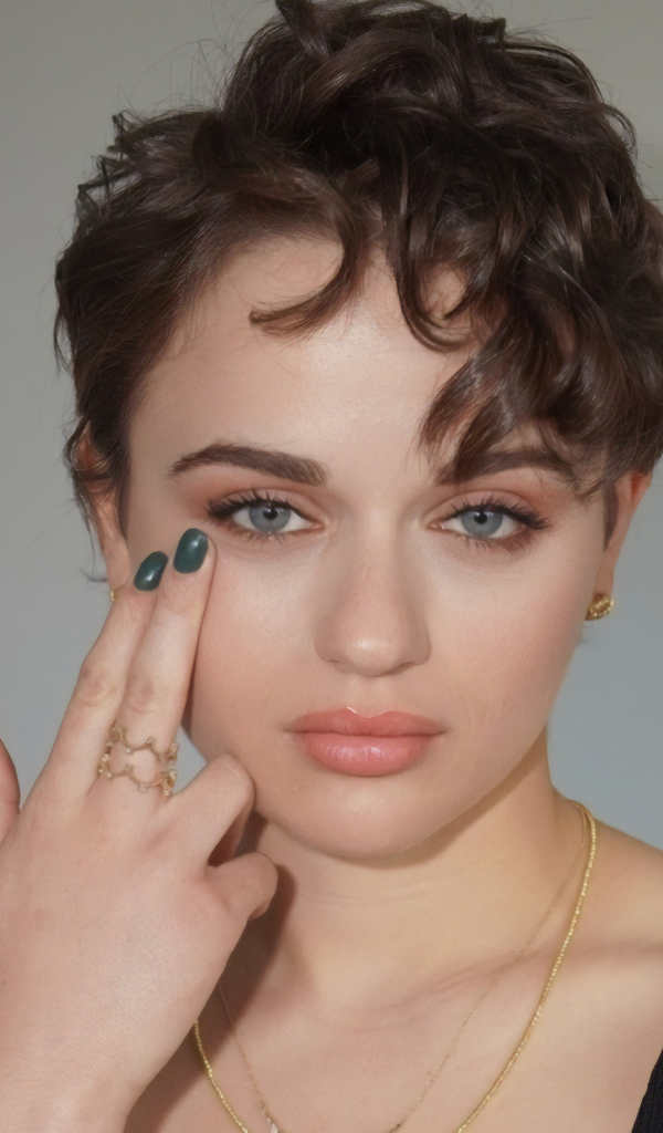 Красивая девушка с короткой стрижкой, актриса Джои Кинг