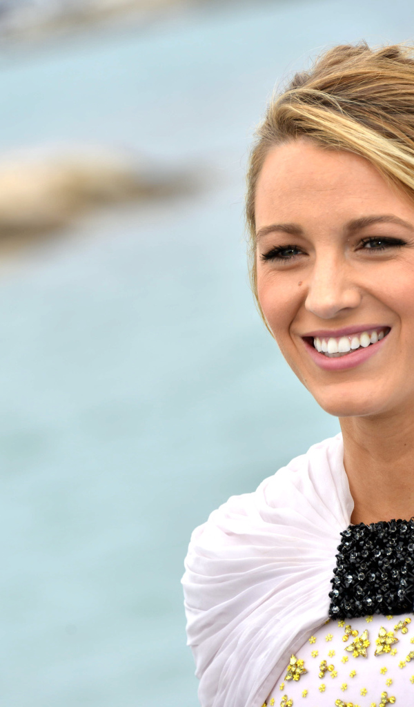 Красивая улыбка актрисы Блейк Лайвли