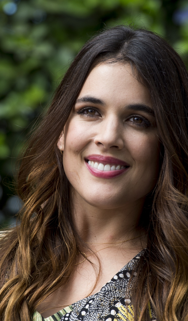 Красивая улыбающаяся девушка, актриса Адриана Угарте