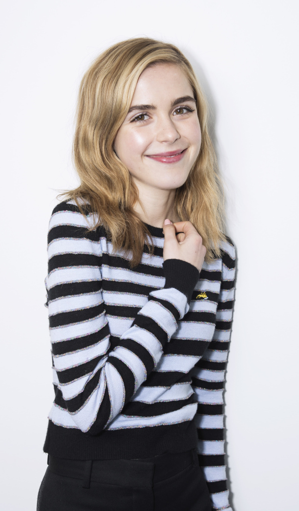 Красивая улыбающаяся девушка, актриса Кирнан Шипка