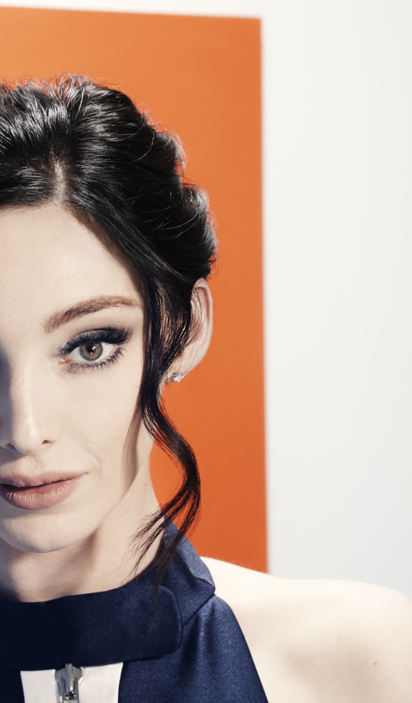 Красивая стильная темноволосая девушка, актриса Эмма Думон