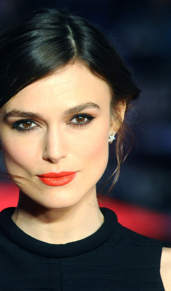 Красивая стильная девушка актриса Кира Найтли