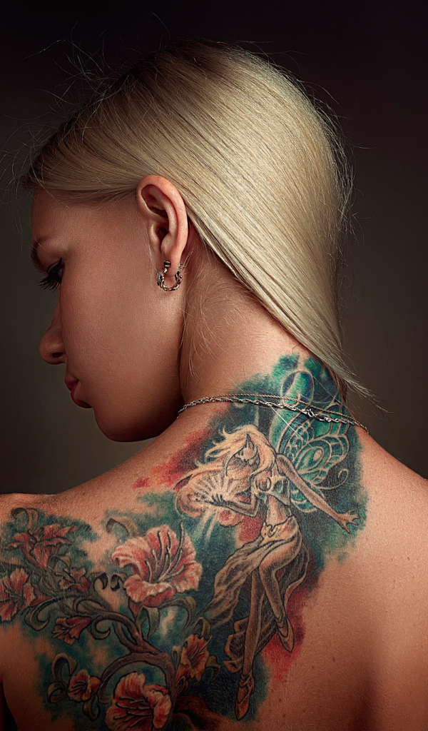 Красивое тату на спине у девушки блондинки