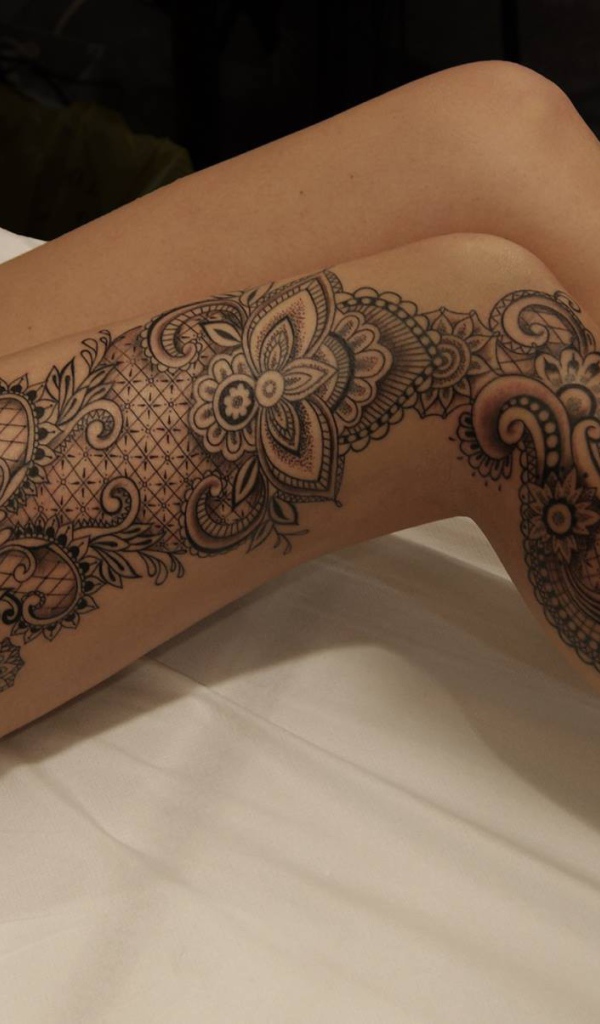 Beautiful tattoo on the leg of the girl