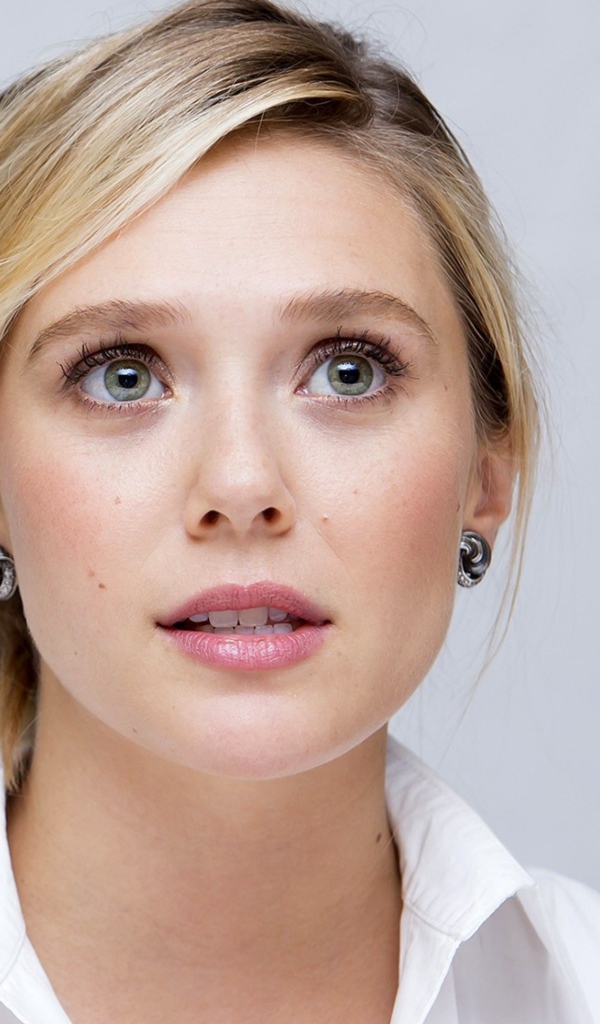 Красивая нежная блондинка, актриса Элизабет Олсен на сером фоне